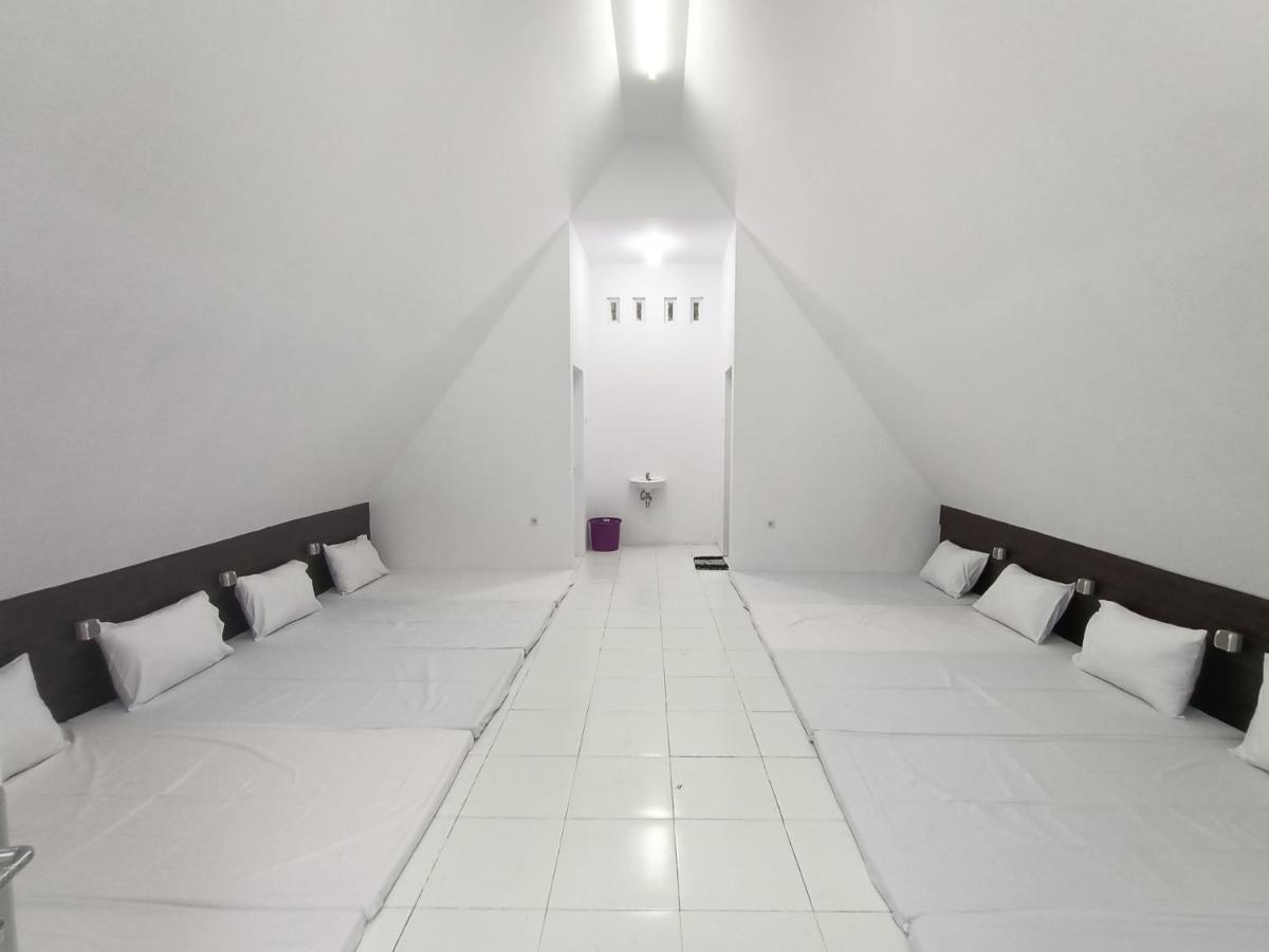 Seger Nusantara Hostel Kalisat Exterior foto