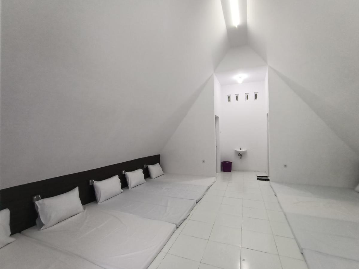 Seger Nusantara Hostel Kalisat Exterior foto